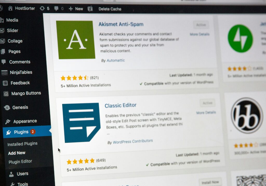 WordPress admin dashboard displaying the Plugins section with popular plugins like Akismet Anti-Spam and Classic Editor.
